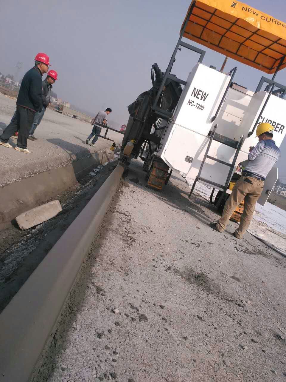 新路緣NC1300混凝土路緣石滑模機強大的背后不但是產品技術，還有完善的售后服務